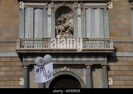 Barcellona, Spagna. Ottobre 7,2017. Plaza Sant Jaume. Manifestazione a favore del dialogo spagnolo-catalano sulla scia del referendum per l'indepenza Foto Stock