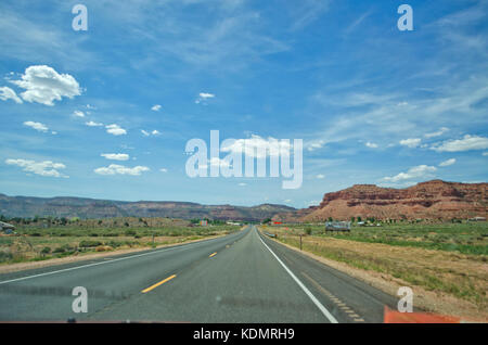 Strada asfaltata attraverso il deserto Foto Stock