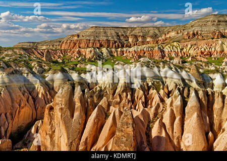 Valle di colore rosso o rosa Valle, parte di Goreme National Park, Cappadocia, Turchia. Foto Stock