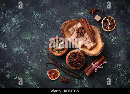 Mercatino di Natale di spezie su sfondo verde. Foto Stock