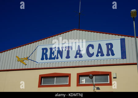 Aeroautos affitta un ufficio auto in quelli che erano l'hangar e gli edifici dell'aeroporto di Ciudad Quesada. Noleggio auto. Noleggio di veicoli. Spagna Foto Stock