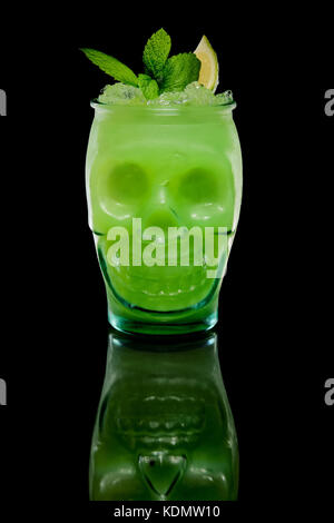 Scull vetro con kiwi e limone cocktail. tiki cup. Foto Stock