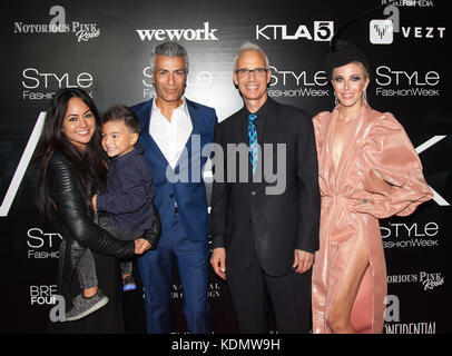 West Hollywood, California, Stati Uniti d'America. Xii ottobre, 2017. veronica kerzner, Presidente e co-fondatore di stile fashion week con figlio rambo kerzner, musicista Foto Stock