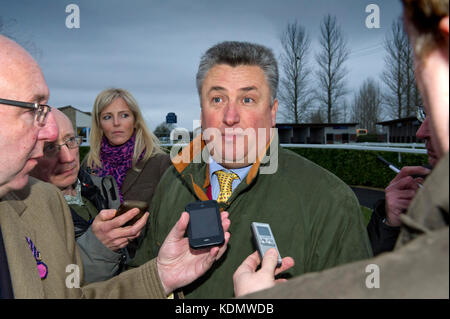 Horsetrainer Paul Nicholls a Wincanton Racecourse con delle corse ippiche 'Kauto Star', jokeys Darryl Jacob (tappo blu) e Ruby Walsh (cappuccio bianco) Foto Stock