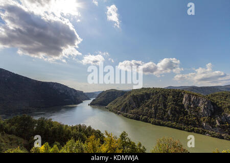 Fiume Danubio vicino alla città serba di Donji Milanovac in cancelli in ferro, noto anche come djerdap, che sono le gole del Danubio, un simbolo naturale dell'b Foto Stock