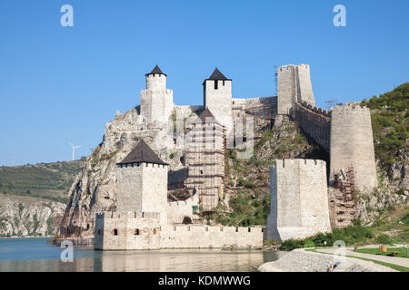 Fortezza di golubac (golubacka trvdjava o goluback grad) adottate nel corso di un pomeriggio soleggiato. Il castello di golubac era una città medievale fortificata sul Danubio Foto Stock