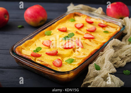 Appetitoso formaggio casseruola con mele Foto Stock