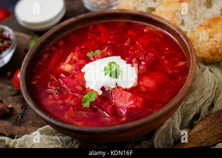 Tradizionale russo ucraino borscht con fagioli bianchi sul recipiente. Foto Stock