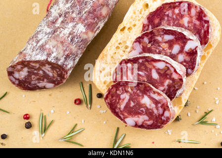 Fette di salame di pane e alcune spezie Foto Stock