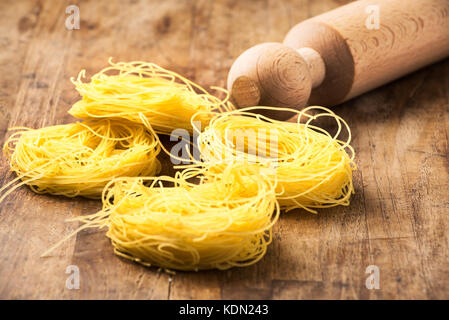 Italiano tradizionale pasta grezza e perno di rotolamento sulla scrivania di legno Foto Stock