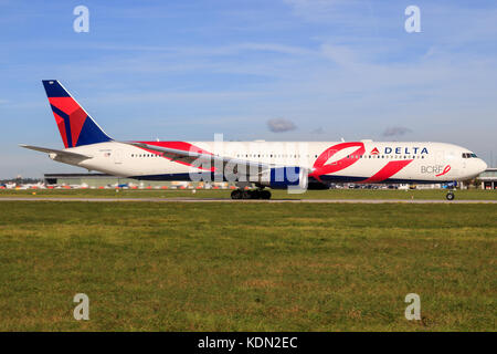 Stoccarda/Germania settembre 29, 2017: delta boeing 767 all'aeroporto di Stoccarda. Foto Stock
