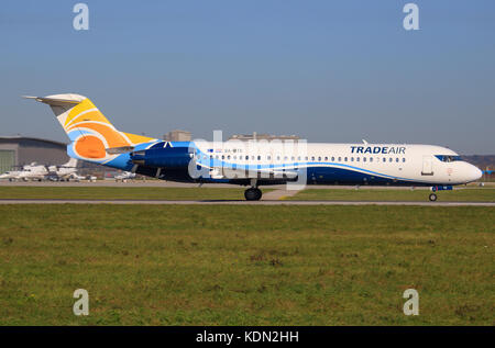 Stoccarda/Germania settembre 29, 2017: Fokker 70 da tradeair presso l'aeroporto di Stoccarda. Foto Stock
