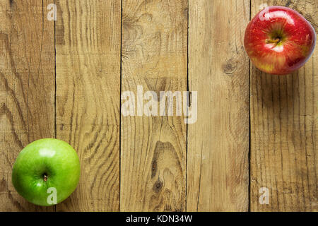 Ripe rosso colorato mele verdi sul legno stagionato sfondo. angolo telaio. autumn fall ringraziamento raccolto. spazio copia greeting card modello poster. Foto Stock