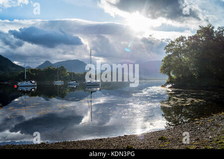 Barche a vela all'ancora guardando verso Glen Etive, Loch Leven, Ballachulish, Glencoe, Argyll and Bute, Scozia Foto Stock