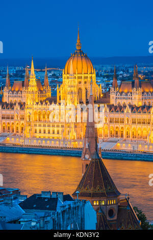 Vista panoramica sul Danubio di Budapest, vista aerea di notte dalla collina Var attraverso il Danubio verso l'edificio del Parlamento nella città di Budapest. Foto Stock