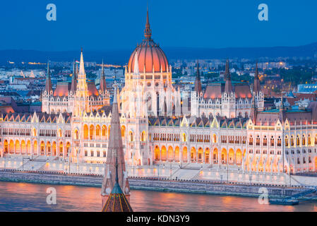 Budapest Il Palazzo del Parlamento, vista aerea di notte del parlamento ungherese edificio situato sulla riva orientale del fiume Danubio a Budapest. Foto Stock