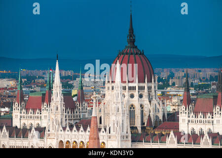 Il Palazzo del Parlamento Budapest, vista aerea al crepuscolo della cupola dome e guglie del parlamento ungherese edificio nel centro di Budapest. Foto Stock