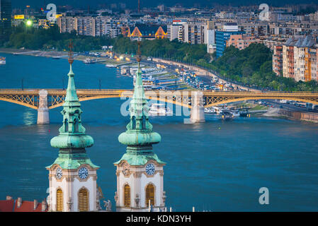 Budapest vista Danubio, vista aerea dal Var Hill a Budapest lungo il Danubio fiume verso Ujlipotvaros distretto della città. Foto Stock