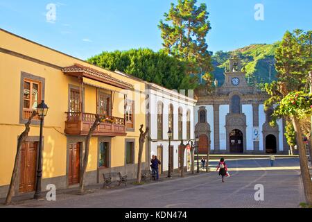 Le vecchie case con le tradizionali balconi scolpiti sulla Calle Real de la Plaza, il centro storico, Teror, Gran Canaria Isole Canarie Spagna, atlanti Foto Stock