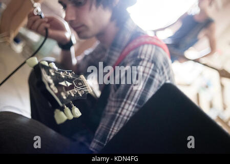 Un teenage rock band di prove nel Centro Giovanile Lyman, zona ATO, Donetsk Oblast, Ucraina Foto Stock