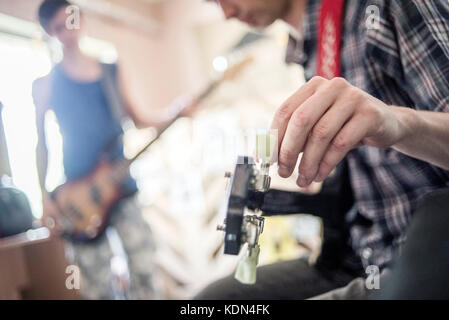 Un teenage rock band di prove nel centro giovanile lyman, zona ato, donetsk oblast, Ucraina Foto Stock