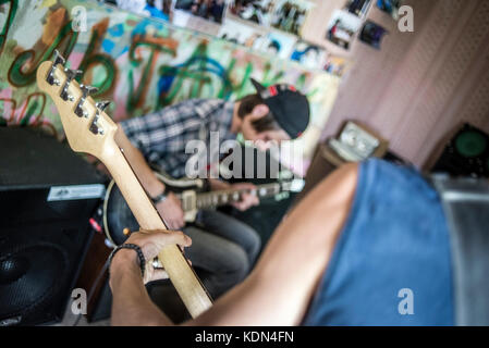 Un teenage rock band di prove nel Centro Giovanile Lyman, zona ATO, Donetsk Oblast, Ucraina Foto Stock