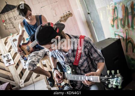 Un teenage rock band di prove nel centro giovanile lyman, zona ato, donetsk oblast, Ucraina Foto Stock