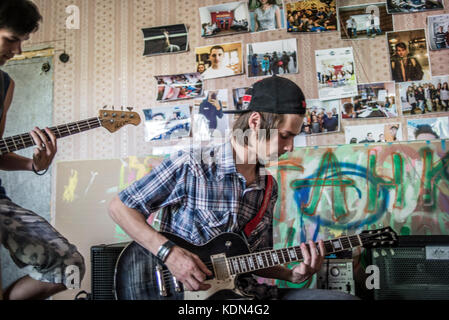 Un teenage rock band di prove nel Centro Giovanile Lyman, zona ATO, Donetsk Oblast, Ucraina Foto Stock