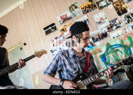 Un teenage rock band di prove nel Centro Giovanile Lyman, zona ATO, Donetsk Oblast, Ucraina Foto Stock