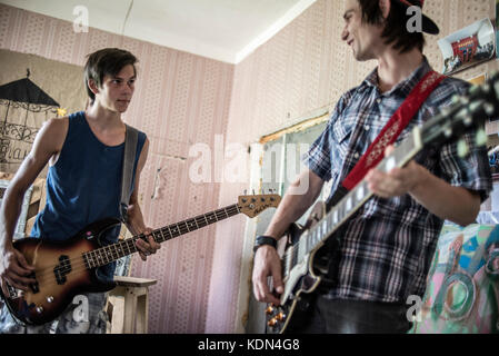 Un teenage rock band di prove nel centro giovanile lyman, zona ato, donetsk oblast, Ucraina Foto Stock