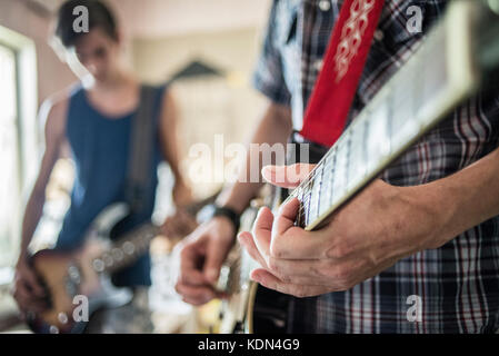 Un teenage rock band di prove nel Centro Giovanile Lyman, zona ATO, Donetsk Oblast, Ucraina Foto Stock