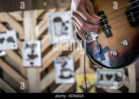 Un teenage rock band di prove nel Centro Giovanile Lyman, zona ATO, Donetsk Oblast, Ucraina Foto Stock