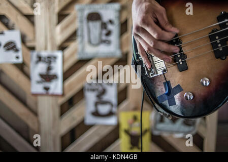 Un teenage rock band di prove nel Centro Giovanile Lyman, zona ATO, Donetsk Oblast, Ucraina Foto Stock