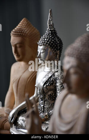 A mano in legno intagliato buddha realizzato in Laos il sud est asiatico Foto Stock