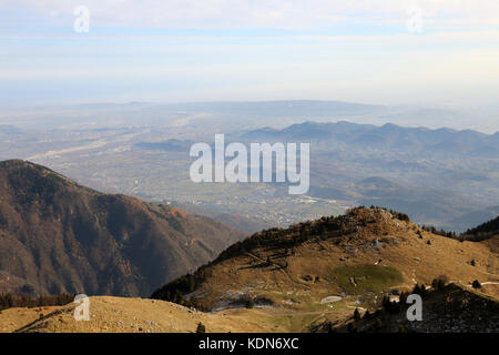 Vista panoramica della pianura italiana dal monte chiamato monte grappa in provincia di Vicenza - Italia Foto Stock