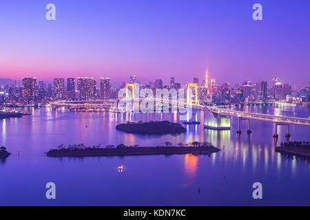 Lo skyline di Tokyo sulla baia di Tokyo in Odaiba in Giappone a Tokyo di notte. Foto Stock