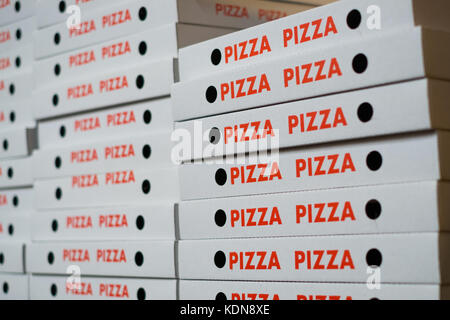 Pila di scatole per pizza - molti cartoni per pizza Foto Stock