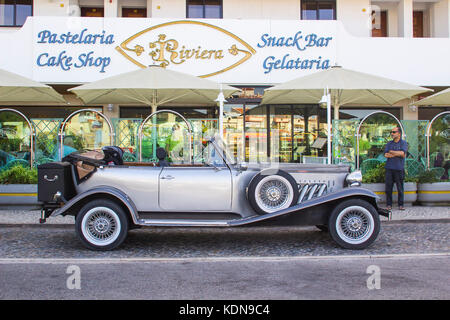 Una lussuosa Beauford Limousine grigio argento parcheggiata fuori da un hotel ad Albufera in Portogallo Foto Stock