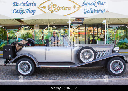 Una lussuosa Beauford Limousine grigio argento parcheggiata fuori da un hotel ad Albufera in Portogallo Foto Stock