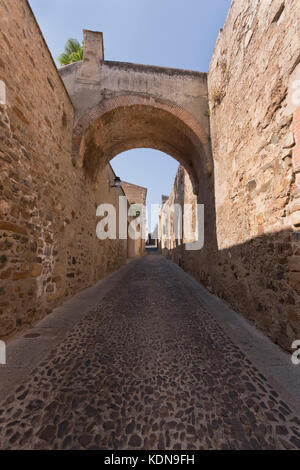 Adarve de la estrella (Chemin de ronde) dal centro storico di Cáceres (Estremadura, Spagna). Foto Stock