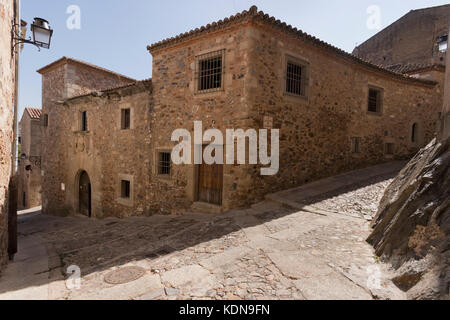 Vecchia casa in pietra in via cuesta de la Aldana dal centro storico di Cáceres (Estremadura, Spagna). Foto Stock