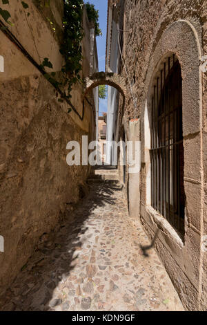 Strada in pietra vicolo dalla città vecchia di Cáceres (Estremadura, Spagna). Foto Stock