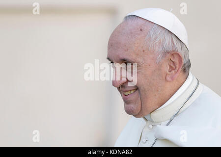 Città del Vaticano, Vaticano. 14 ottobre 2017. Papa Francesco partecipa all'udienza della Famiglia Vincenziana (San Vincenzo de Paoli), il 14 ottobre 2017, in Piazza San Pietro, a Città del Vaticano, in occasione del IV centenario del carisma Vincenziano. Papa Francesco ha ricevuto sabato in Piazza San Pietro membri della Famiglia Vincenziana, in occasione del IV centenario dell'origine del loro carisma di servizio a favore dei poveri. Credit: Giuseppe Ciccia/Pacific Press/Alamy Live News Foto Stock