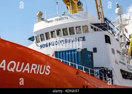 Palermo, Italia. Xiii oct, 2017. Il aquarius (sos mediterranee) nave arrivato al porto di palermo, Italia il 13 ottobre 2017 portante 606 migranti. operatori della Croce rossa ha dato assistenza medica come sbarcarono. Credito: antonio melita/Pacific press/alamy live news Foto Stock