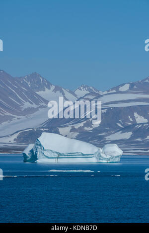 Groenlandia, Scoresbysund Aka Scoresby Sund. Grandi iceberg vicino a Ittoqortoormiit (70Â°28'43' N 21Â°57'44' W). Foto Stock