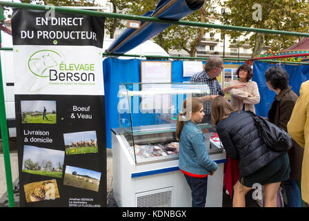 Montreuil, Francia, shopping in famiglia francese, prodotti locali, mercato alimentare biologico agricolo nella piazza pubblica dei sobborghi di Parigi, francia bio, approvvigionamento alimentare sostenibile, venditore ambulante locale Foto Stock