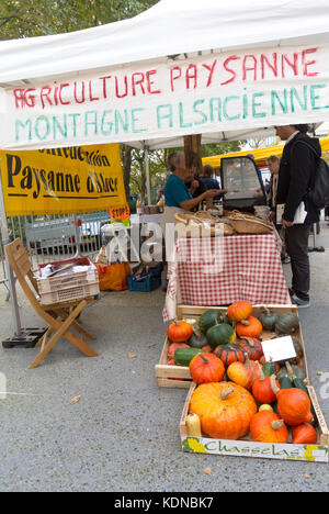 Montreuil, Francia, insegna, prodotti locali, mercato alimentare biologico dei contadini francesi Shopping sulla piazza pubblica nei sobborghi di Parigi, strada periferica, Senna saint denis, approvvigionamento alimentare sostenibile, fornitore locale, la vita degli agricoltori Foto Stock