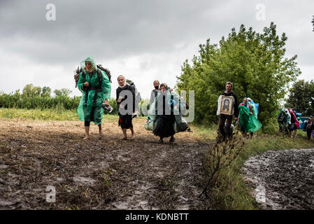 Croce processione dalla Kamianets-Podilsky alla Santa Dormizione Pochaev Lavra, 19 agosto - 25, 2017, Ucraina. Per più di 150 anni la processione raccolti migliaia di pellegrini che dovrebbero attraversare il percorso di 210 chilometri durante 7 giorni. Oltre 20 mila fedeli hanno preso parte alla manifestazione di quest'anno. Foto Stock