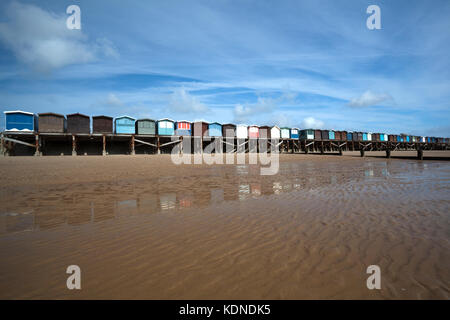 Pittoresca spiaggia di capanne a Frinton on-Mare, Essex , Inghilterra Foto Stock