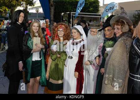 Francoforte, Germania. Xiv oct, 2017. cosplayers pongono nei loro costumi per la telecamera alla fiera del libro di Francoforte. fiera del libro di Francoforte 2017 è la più grande fiera del libro con più di 7.000 espositori e oltre 250.000 visitatori attesi. è aperto dal XI al XV ottobre con gli ultimi due giorni essendo aperto al pubblico in generale. Credito: Michael debets/Pacific press/alamy live news Foto Stock